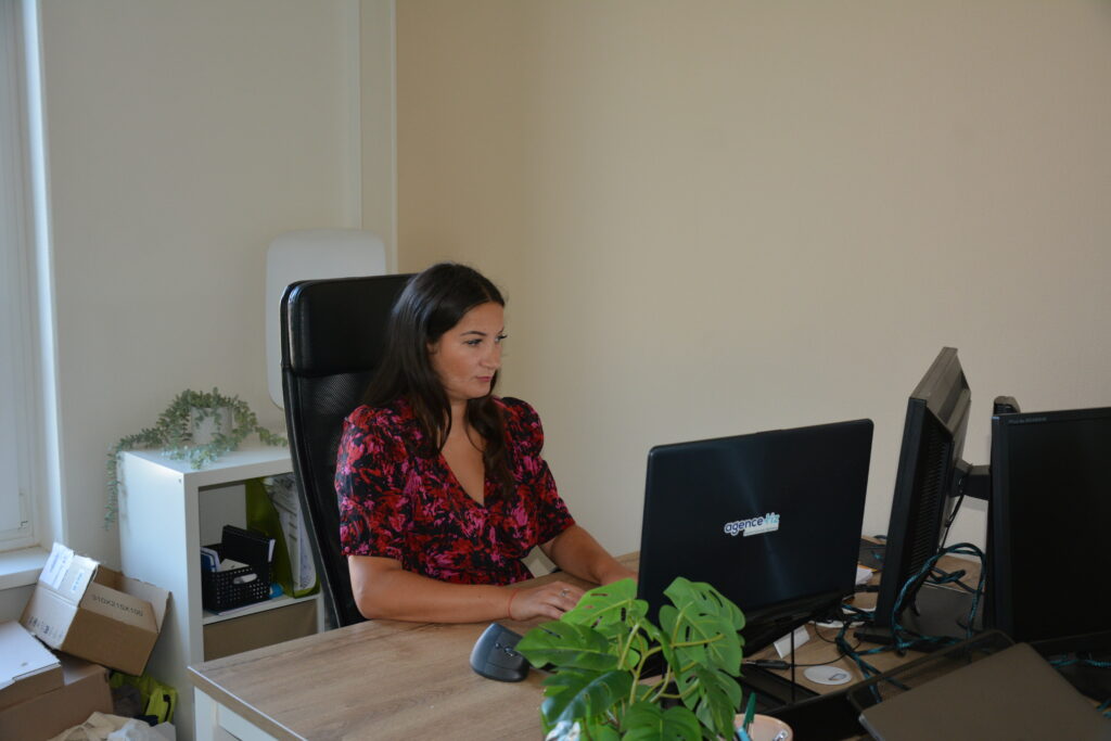 Photo de l'équipe Tiz avec une salariée à son bureau